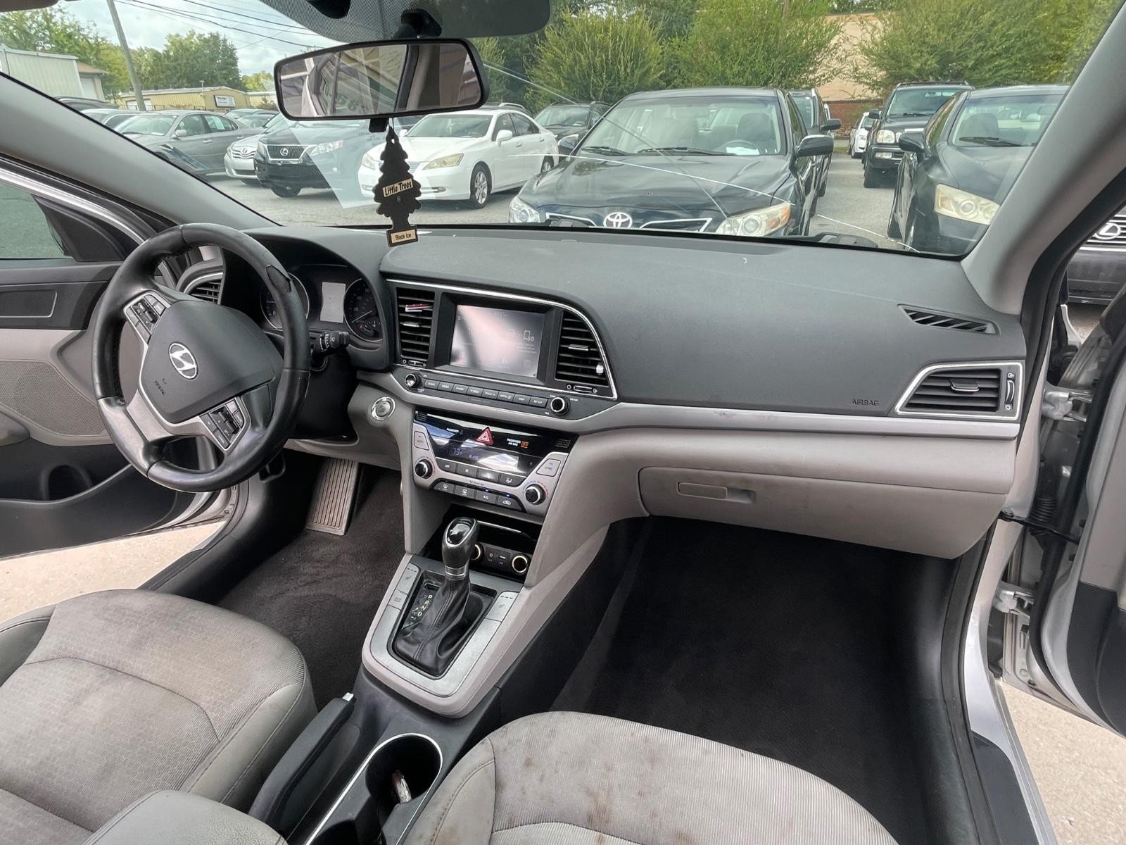 Hyundai Elantra Vehicle Full-screen Gallery Image 8