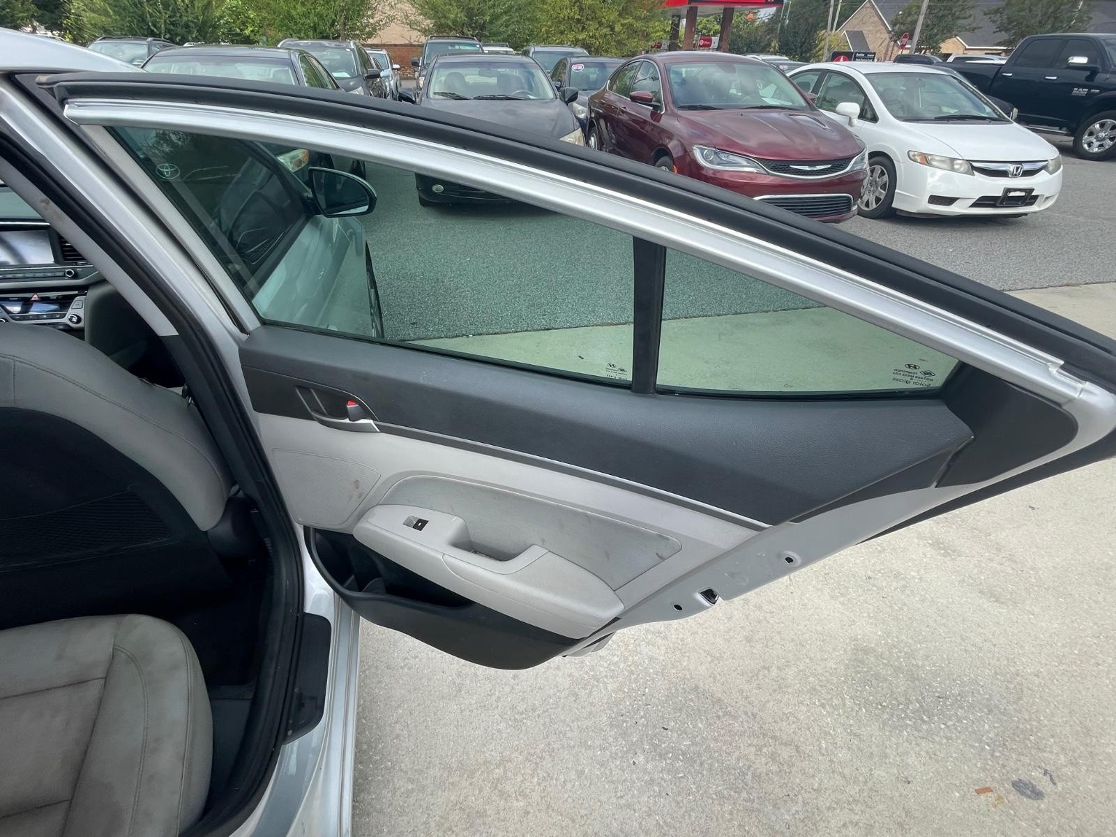 Hyundai Elantra Vehicle Full-screen Gallery Image 9