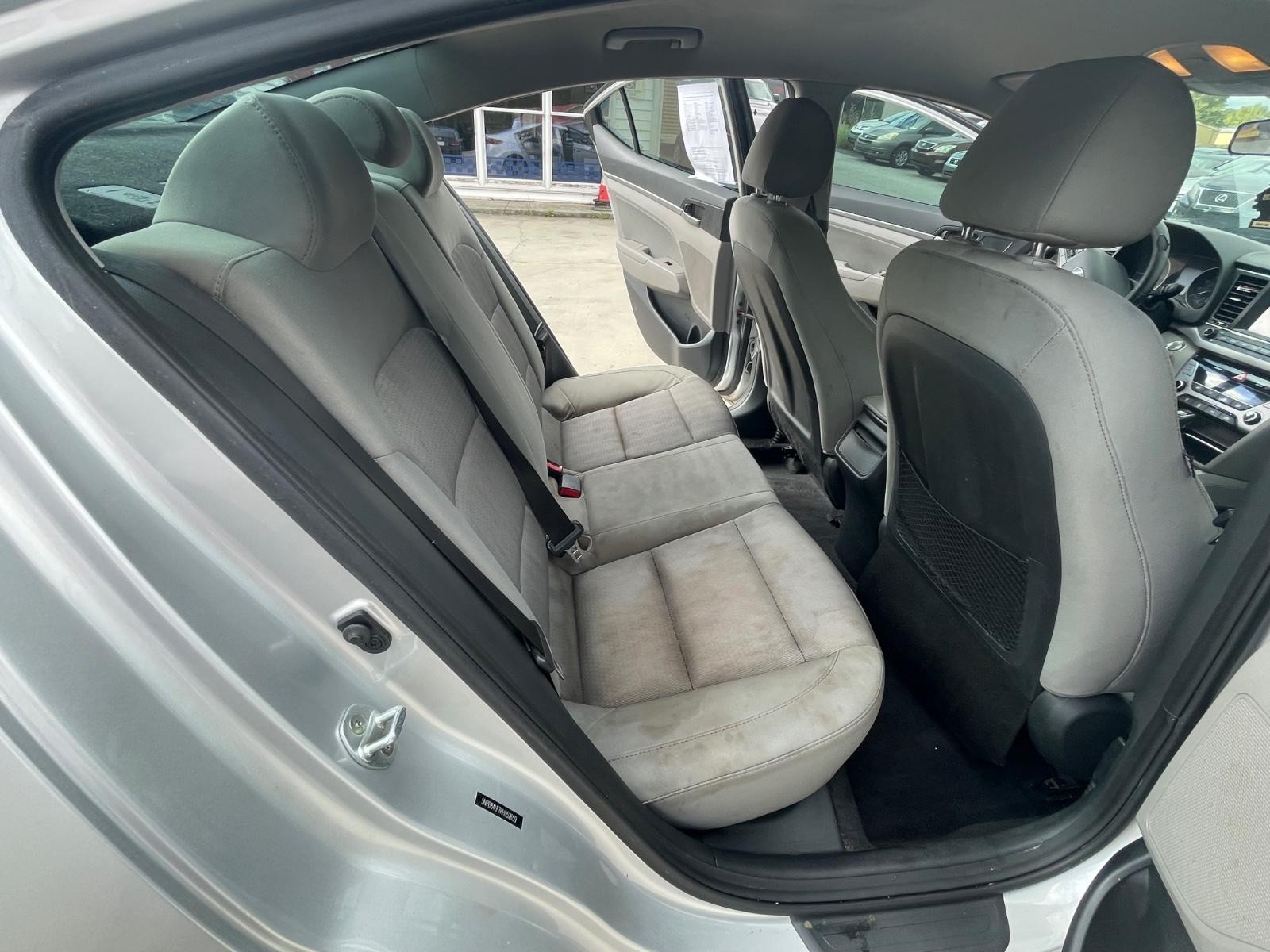 Hyundai Elantra Vehicle Full-screen Gallery Image 10