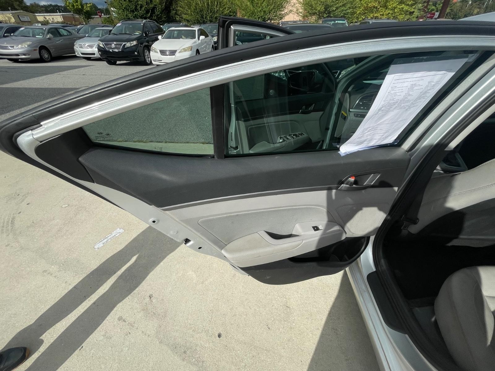 Hyundai Elantra Vehicle Full-screen Gallery Image 11