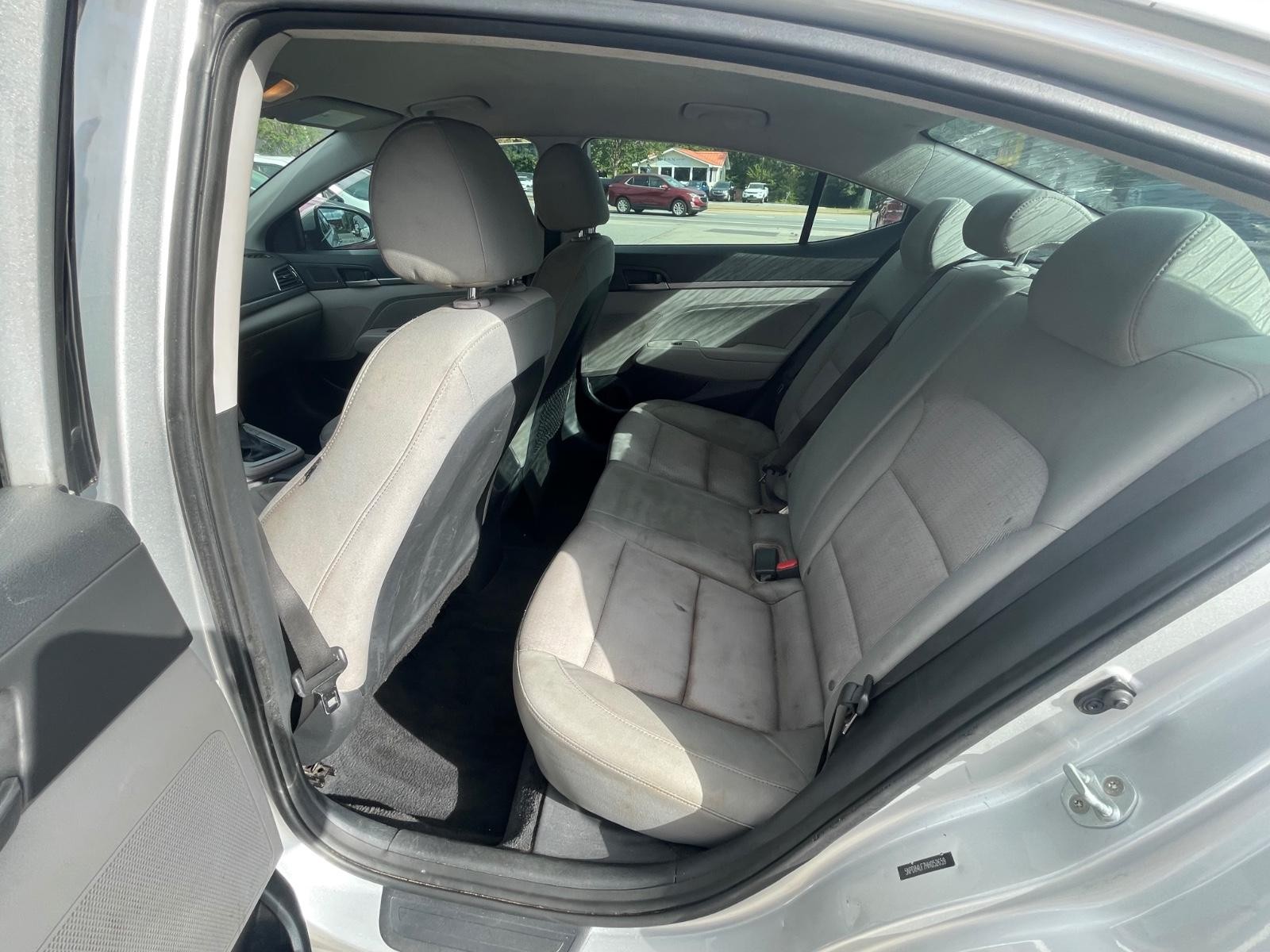 Hyundai Elantra Vehicle Full-screen Gallery Image 12