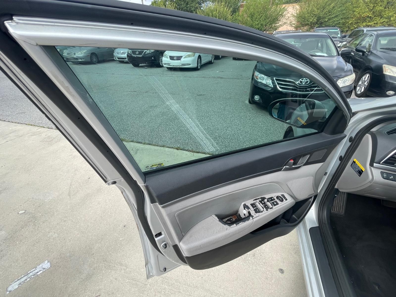 Hyundai Elantra Vehicle Full-screen Gallery Image 13