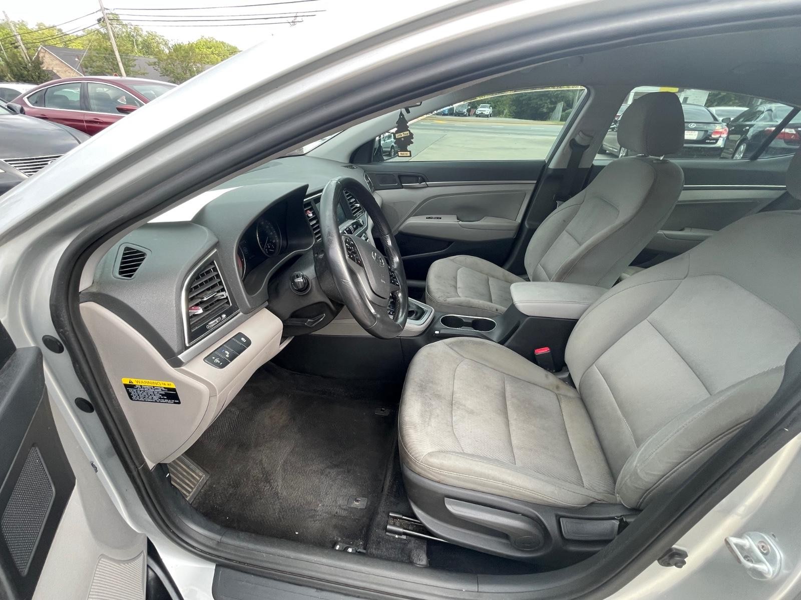 Hyundai Elantra Vehicle Full-screen Gallery Image 14