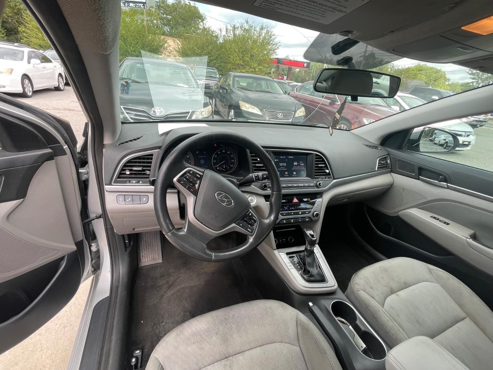 Hyundai Elantra Vehicle Full-screen Gallery Image 15