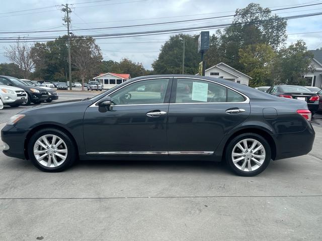 Lexus ES 350 Vehicle Full-screen Gallery Image 3