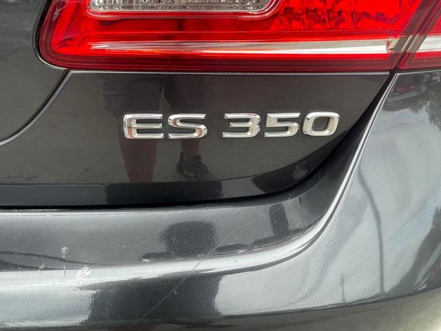 Lexus ES 350 Vehicle Full-screen Gallery Image 6