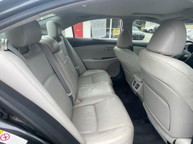 Lexus ES 350 Vehicle Full-screen Gallery Image 12