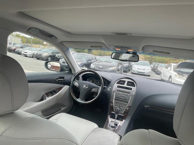 Lexus ES 350 Vehicle Full-screen Gallery Image 13