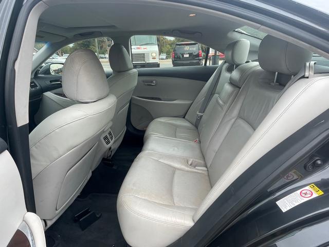 Lexus ES 350 Vehicle Full-screen Gallery Image 14