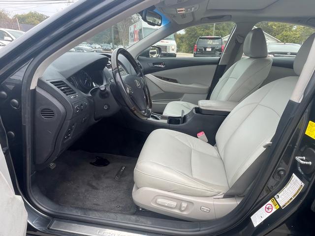 Lexus ES 350 Vehicle Full-screen Gallery Image 16