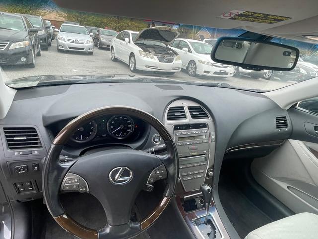 Lexus ES 350 Vehicle Full-screen Gallery Image 17