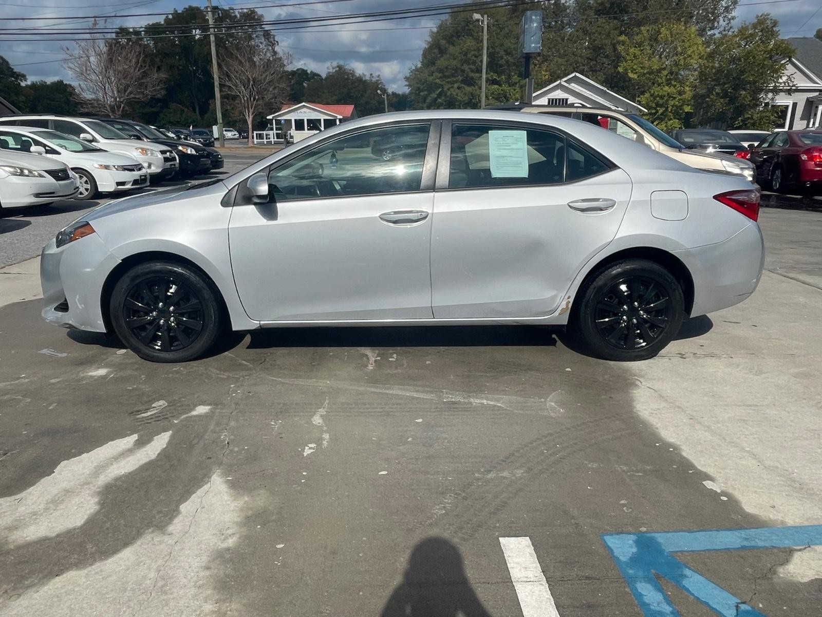 Toyota Corolla Vehicle Full-screen Gallery Image 2