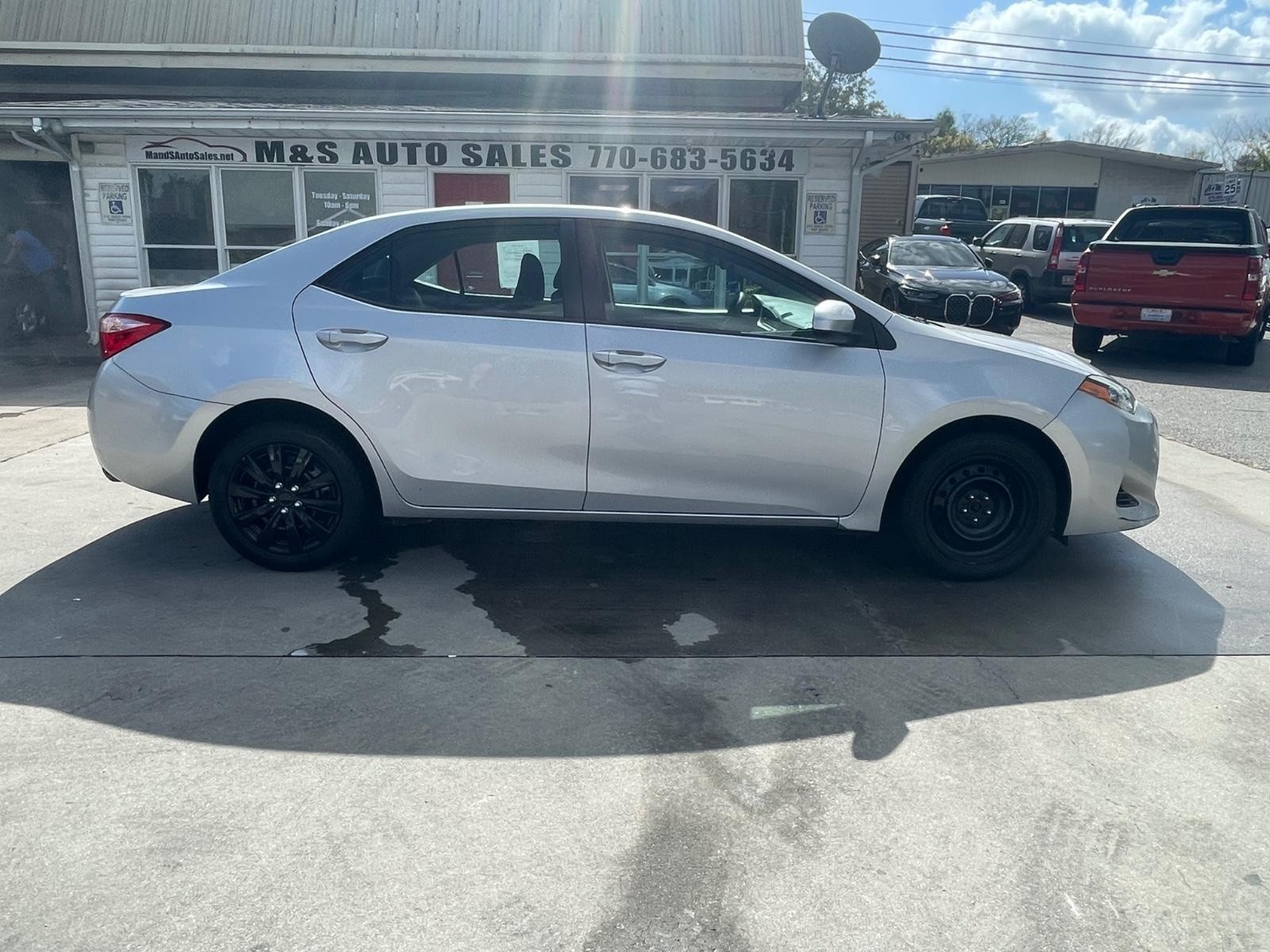 Toyota Corolla Vehicle Full-screen Gallery Image 4