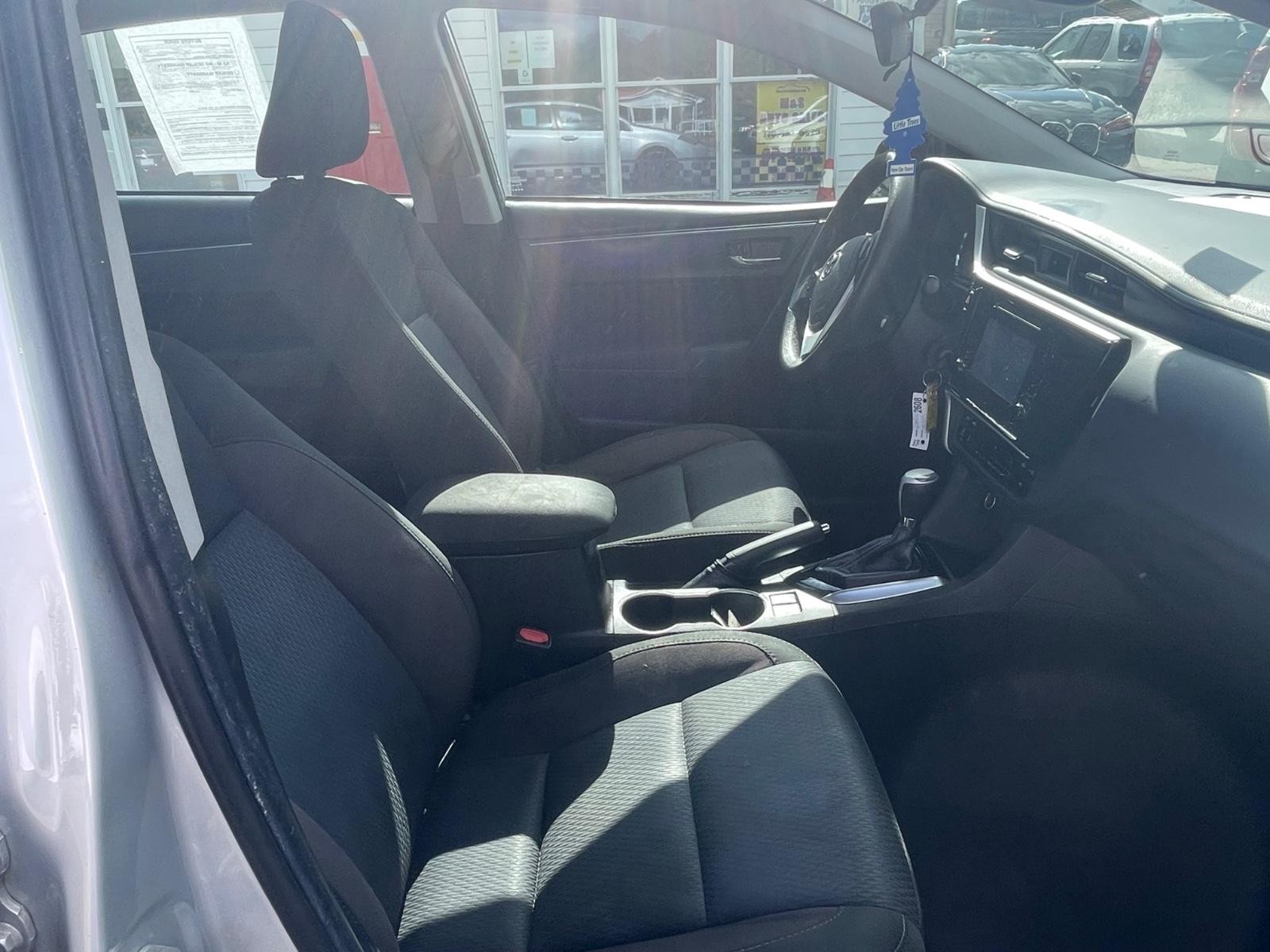 Toyota Corolla Vehicle Full-screen Gallery Image 6