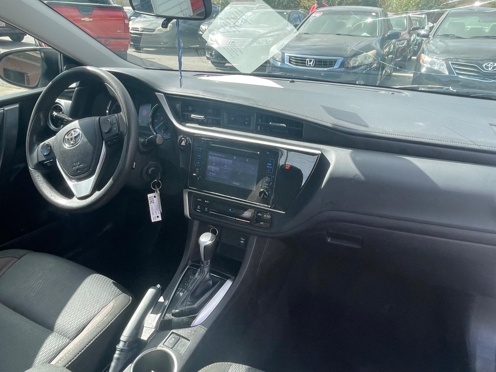 Toyota Corolla Vehicle Full-screen Gallery Image 7