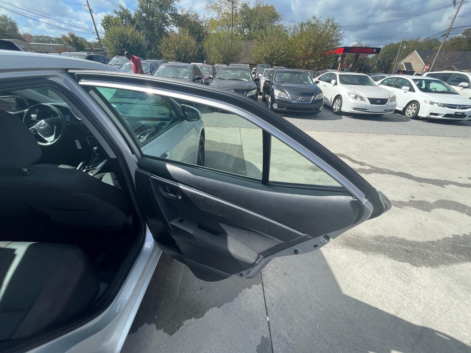 Toyota Corolla Vehicle Full-screen Gallery Image 8