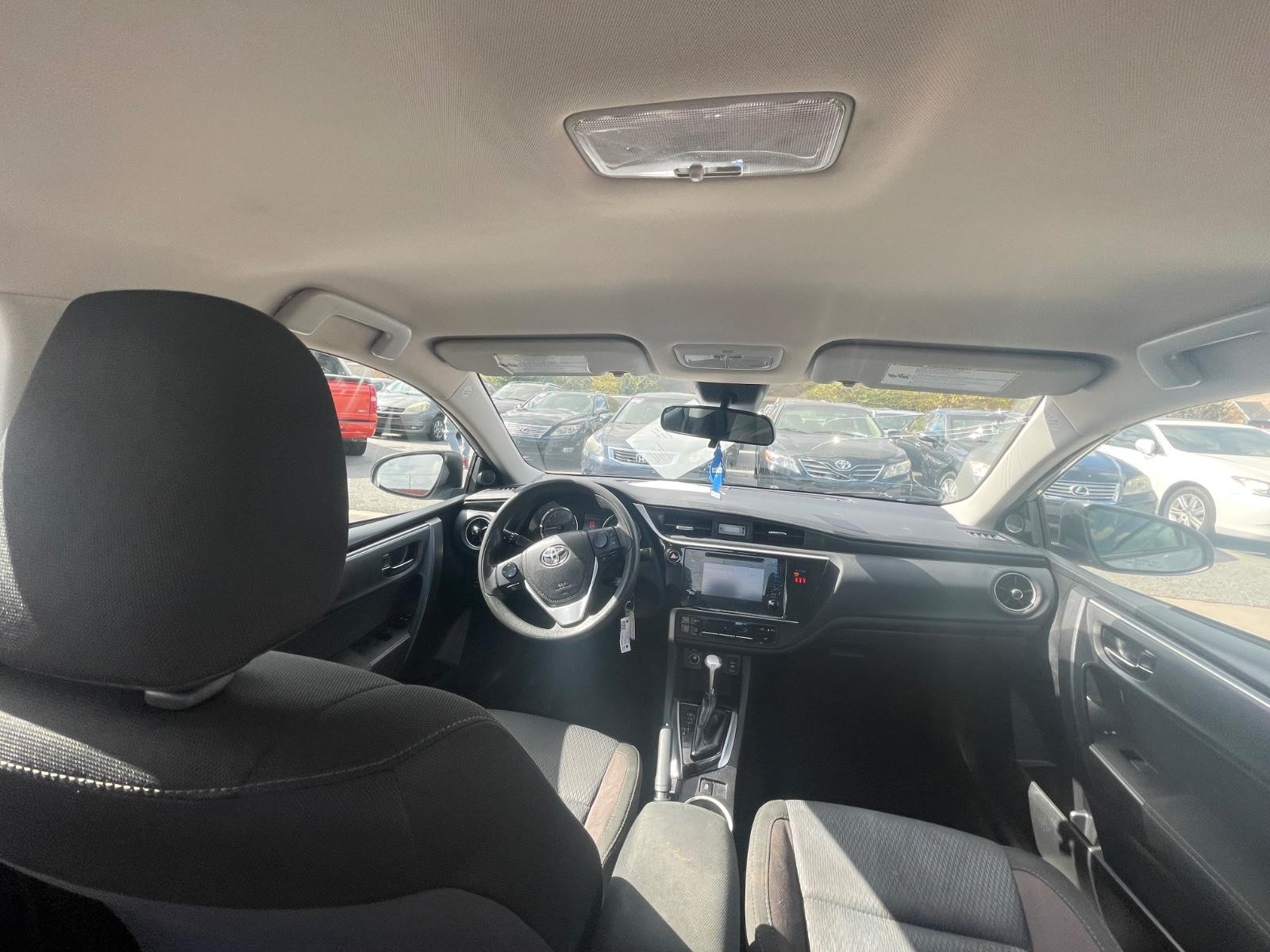 Toyota Corolla Vehicle Full-screen Gallery Image 10