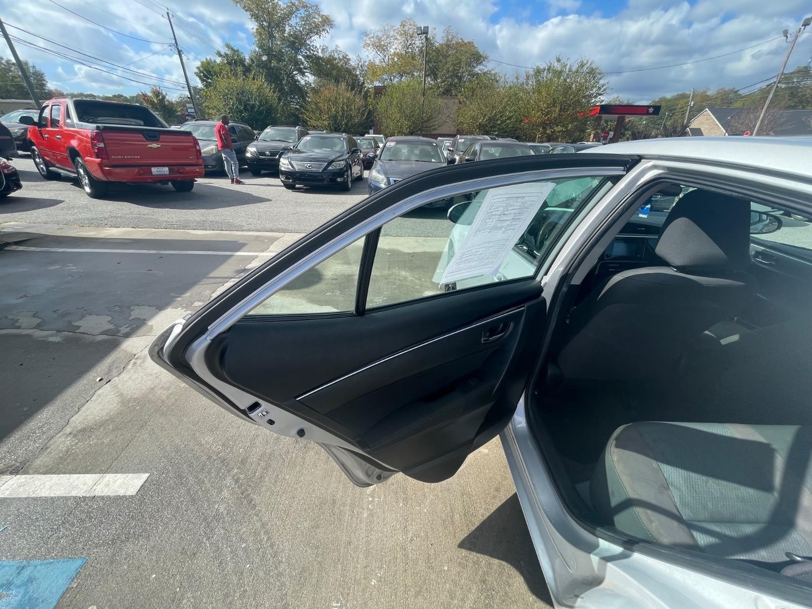 Toyota Corolla Vehicle Full-screen Gallery Image 11