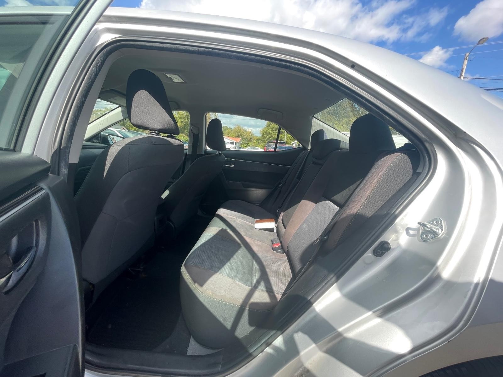 Toyota Corolla Vehicle Full-screen Gallery Image 12