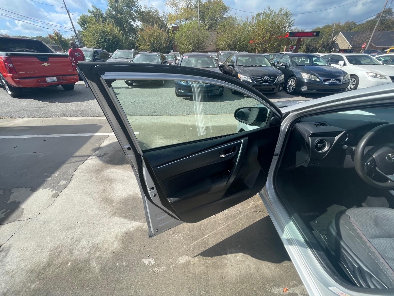 Toyota Corolla Vehicle Full-screen Gallery Image 13