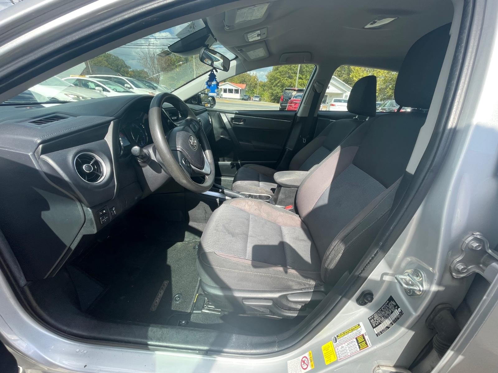 Toyota Corolla Vehicle Full-screen Gallery Image 15