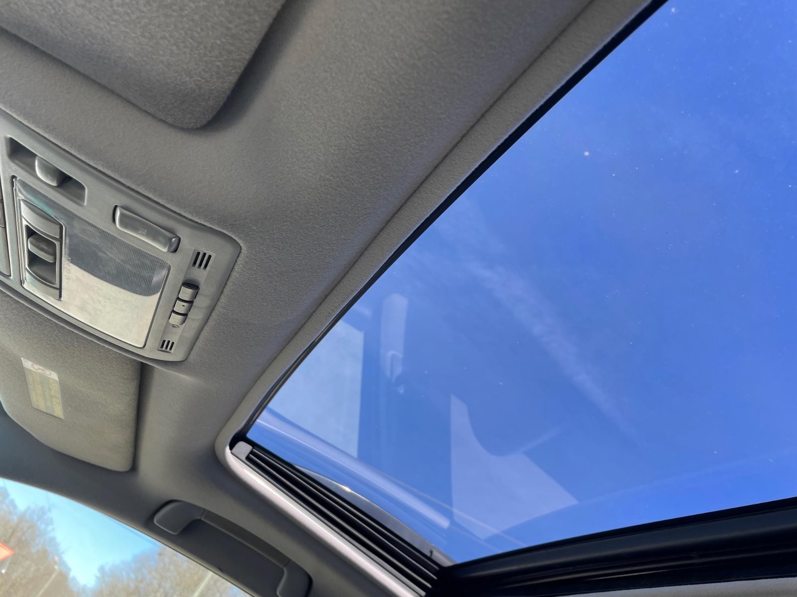 Lexus RX 330 Vehicle Full-screen Gallery Image 9