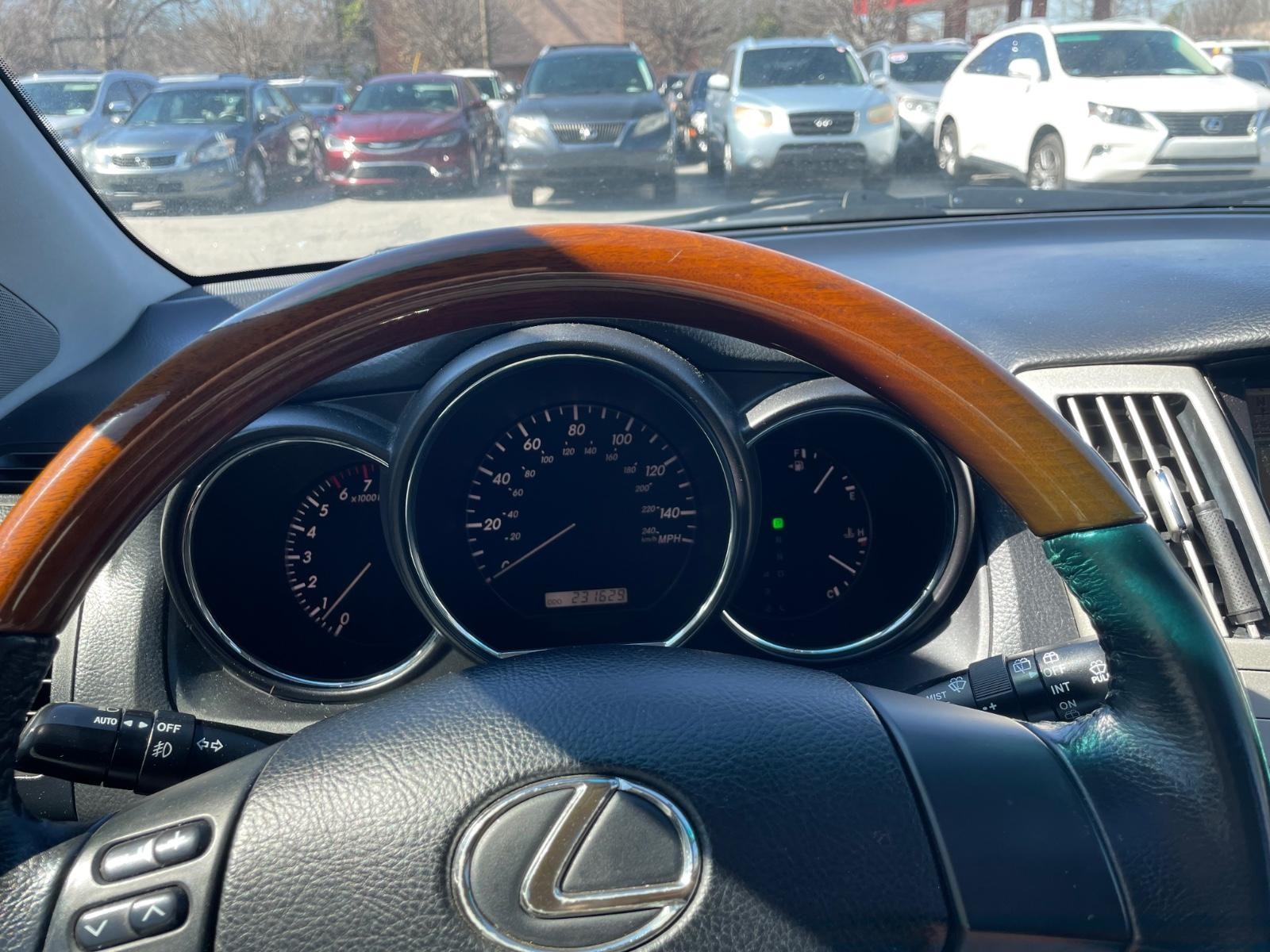 Lexus RX 330 Vehicle Full-screen Gallery Image 10