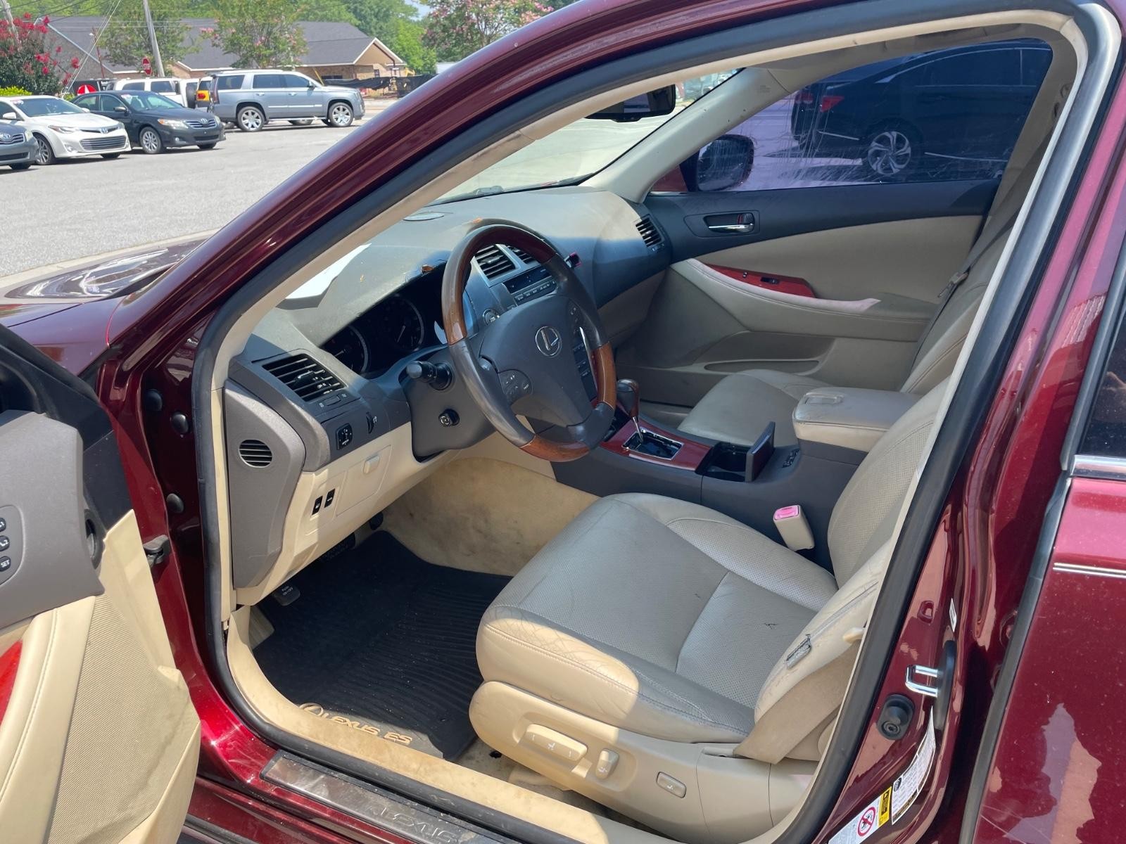 Lexus ES 350 Vehicle Full-screen Gallery Image 2