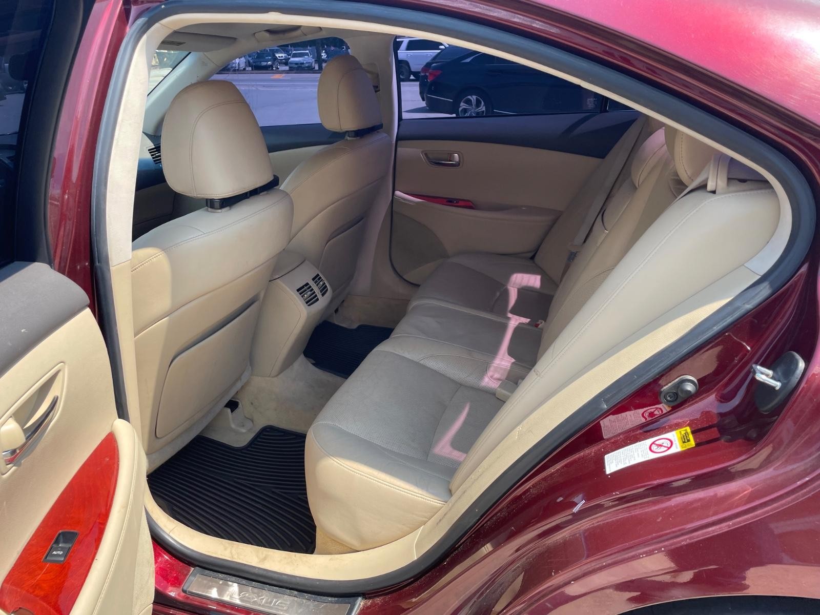 Lexus ES 350 Vehicle Full-screen Gallery Image 6