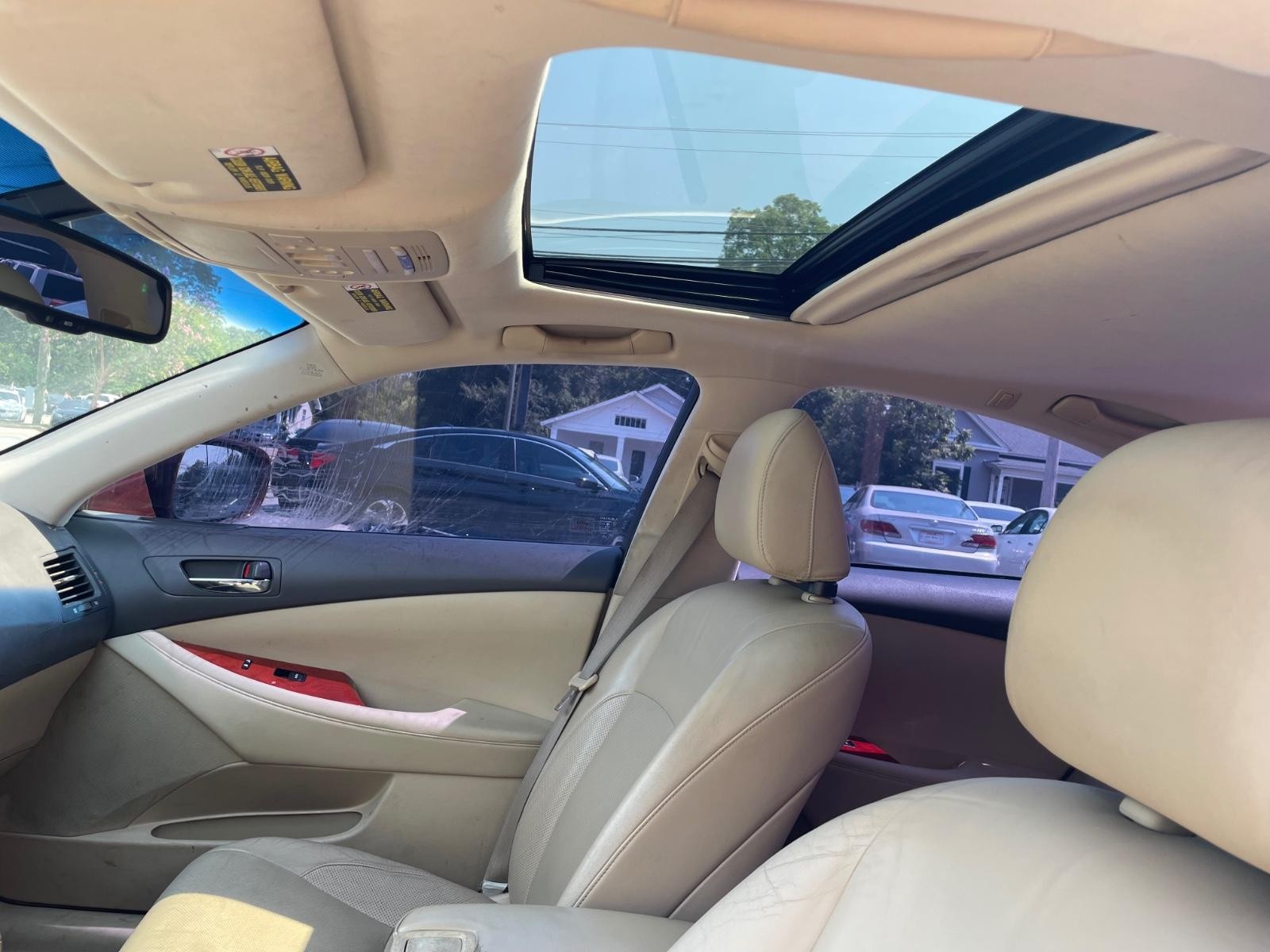 Lexus ES 350 Vehicle Full-screen Gallery Image 9