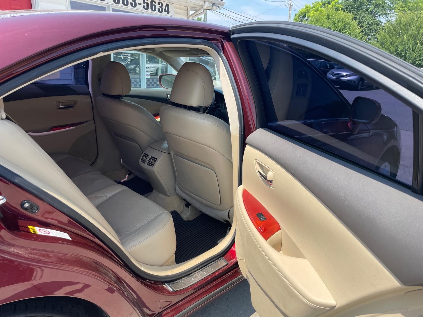 Lexus ES 350 Vehicle Full-screen Gallery Image 11