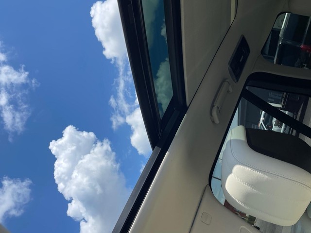 Land Rover Range Rover Vehicle Full-screen Gallery Image 7