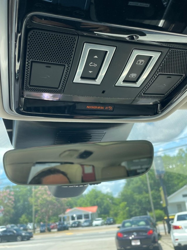 Land Rover Range Rover Vehicle Full-screen Gallery Image 8