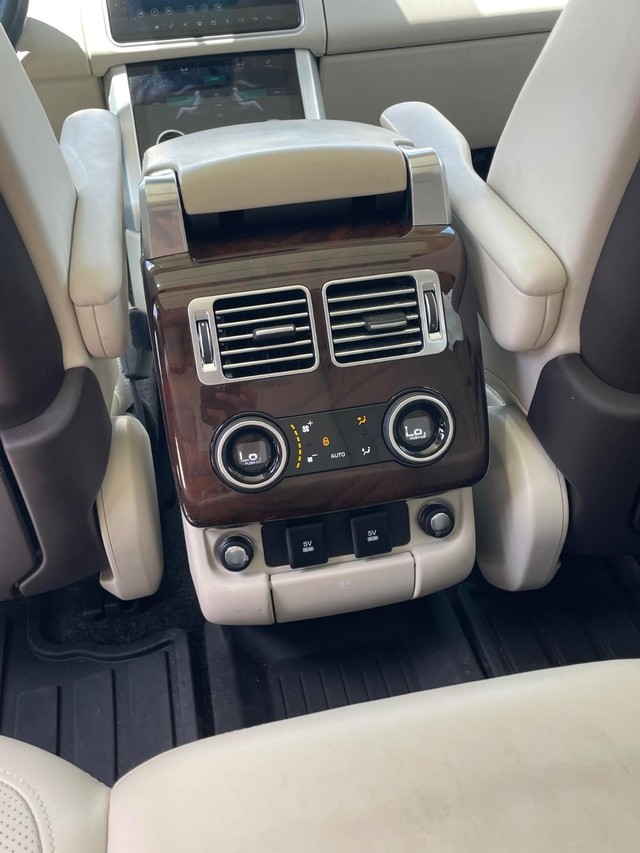 Land Rover Range Rover Vehicle Full-screen Gallery Image 10