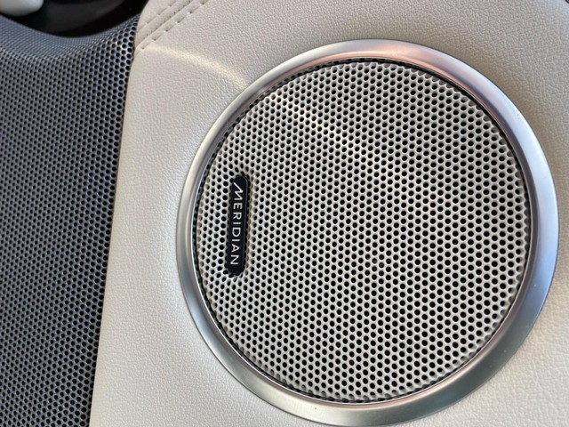 Land Rover Range Rover Vehicle Full-screen Gallery Image 11