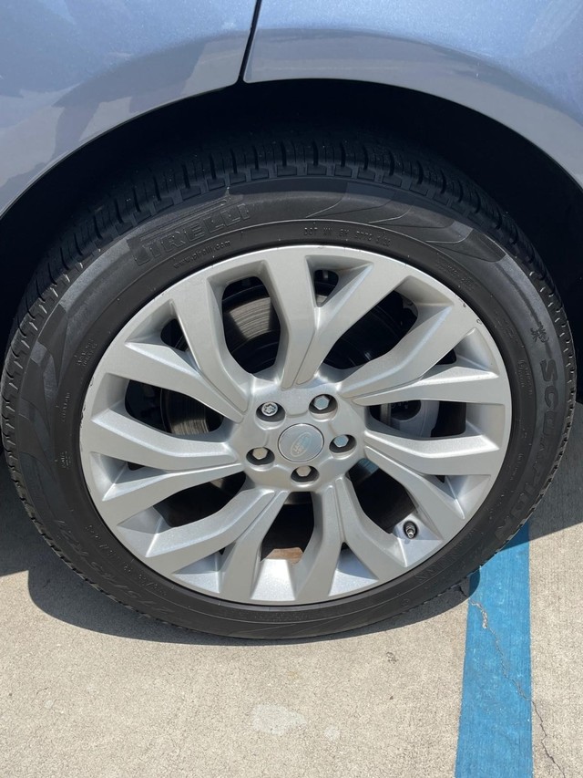 Land Rover Range Rover Vehicle Full-screen Gallery Image 12