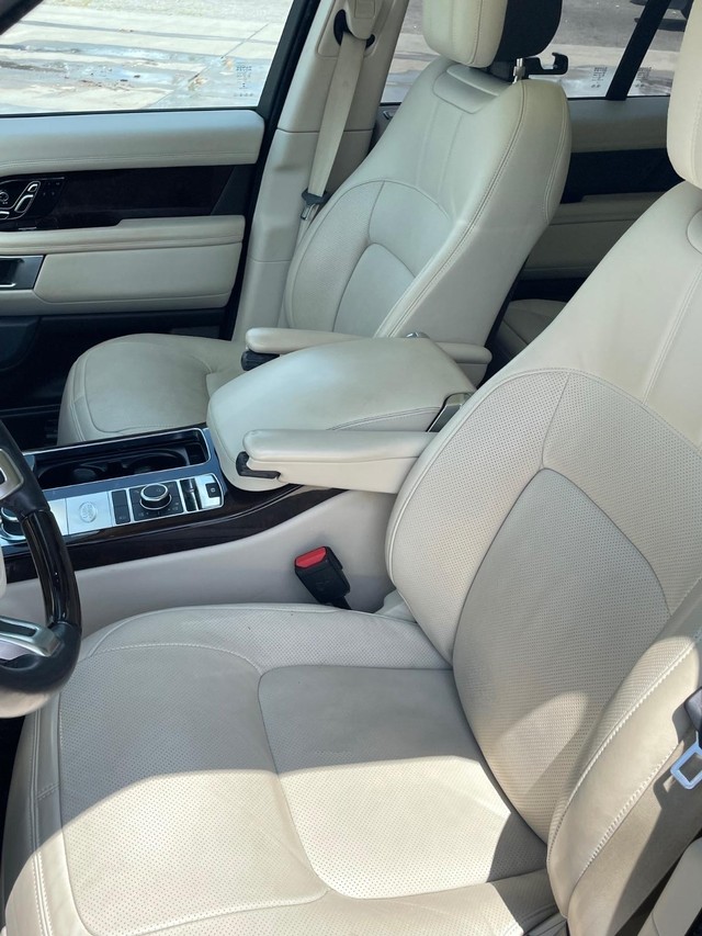 Land Rover Range Rover Vehicle Full-screen Gallery Image 14