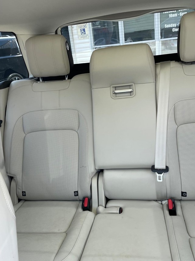 Land Rover Range Rover Vehicle Full-screen Gallery Image 15