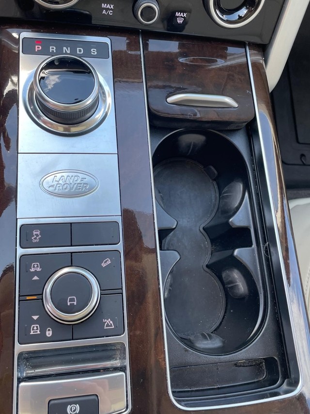 Land Rover Range Rover Vehicle Full-screen Gallery Image 16