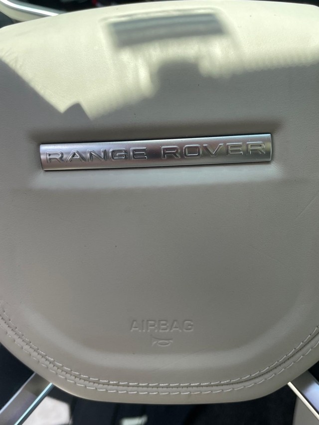 Land Rover Range Rover Vehicle Full-screen Gallery Image 18