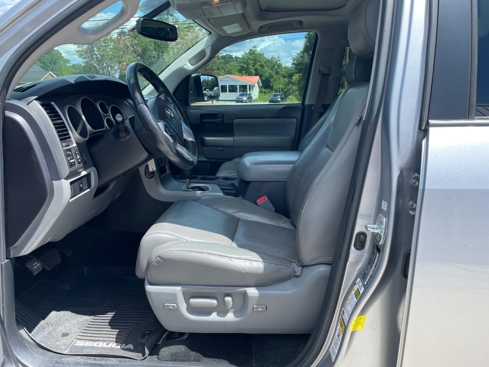 2017 Toyota Sequoia SR5 photo 6
