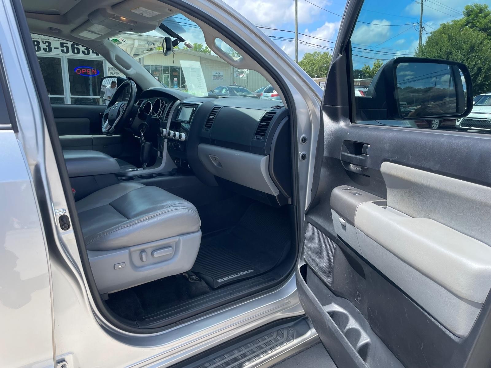 2017 Toyota Sequoia SR5 photo 14