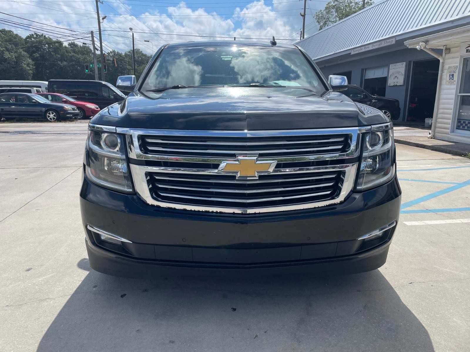 Chevrolet Suburban Vehicle Full-screen Gallery Image 2