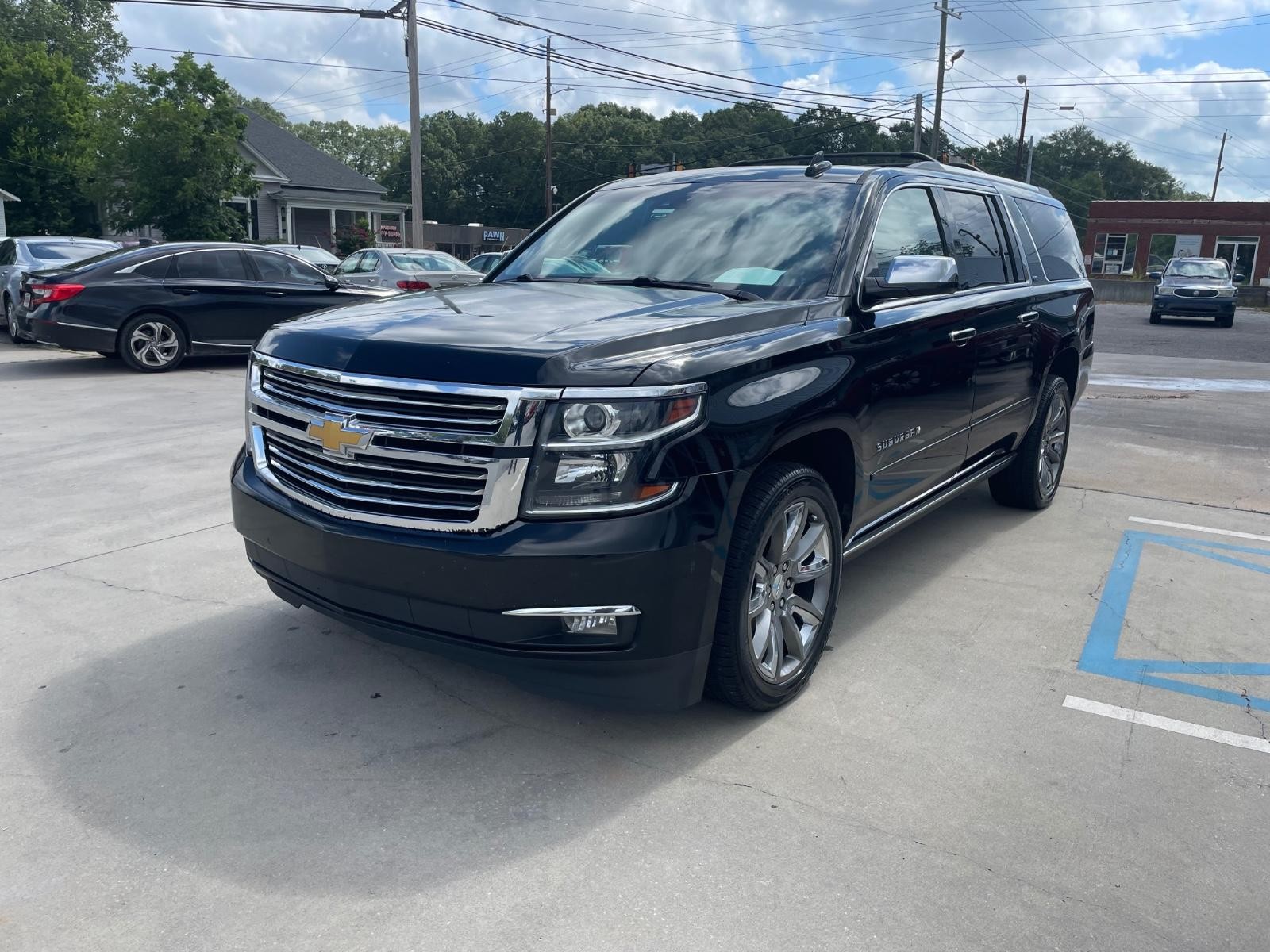 Chevrolet Suburban Vehicle Full-screen Gallery Image 3
