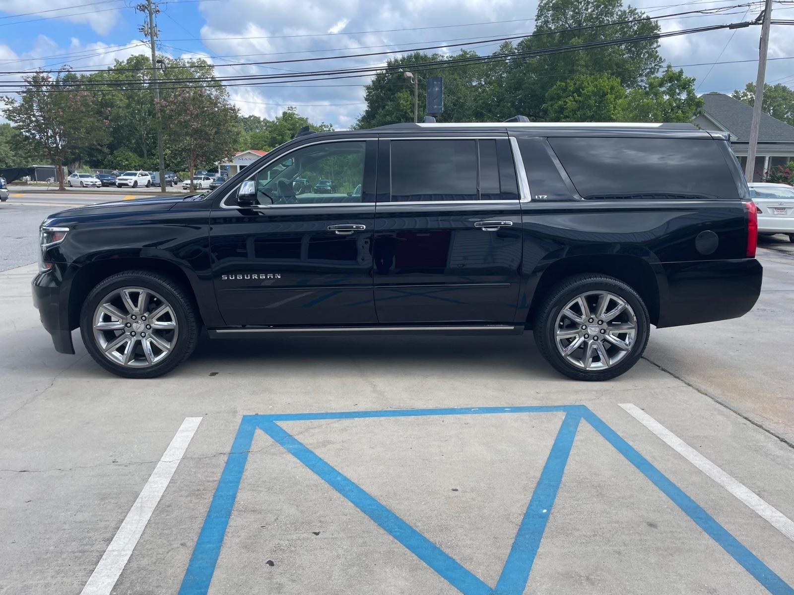 Chevrolet Suburban Vehicle Full-screen Gallery Image 4