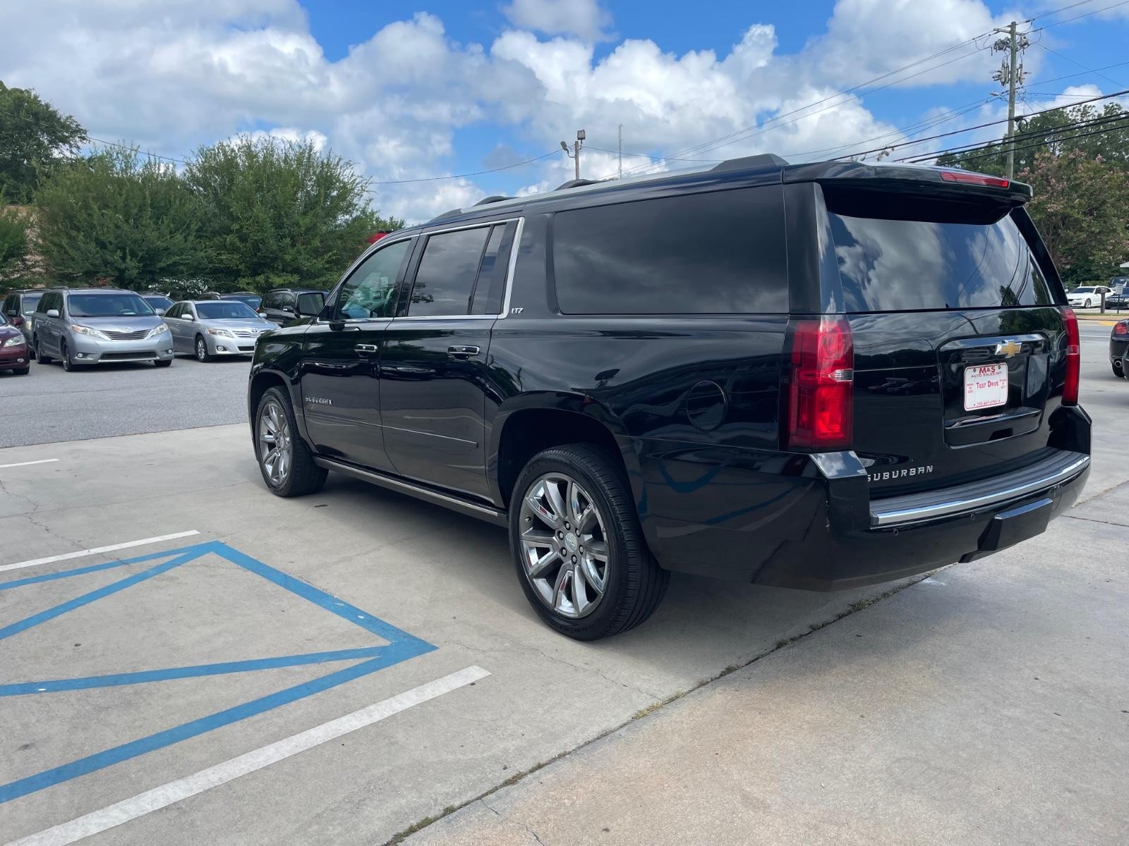 Chevrolet Suburban Vehicle Full-screen Gallery Image 5