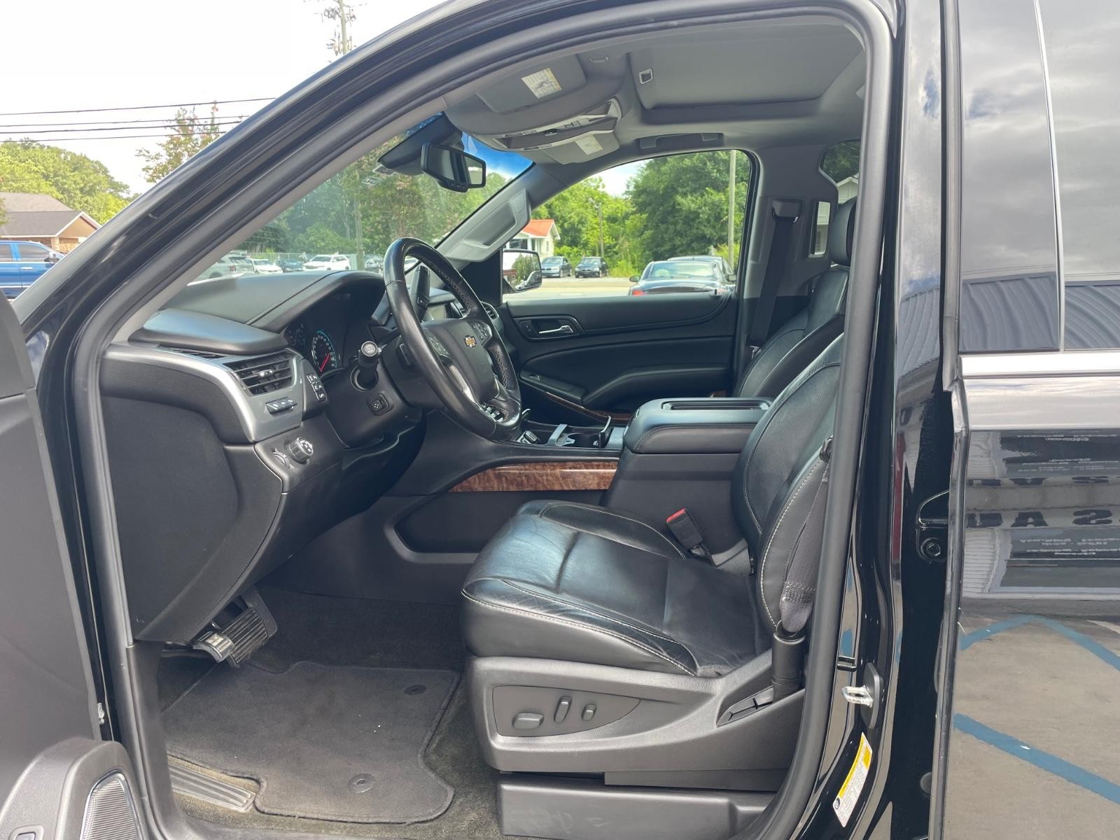 Chevrolet Suburban Vehicle Full-screen Gallery Image 8