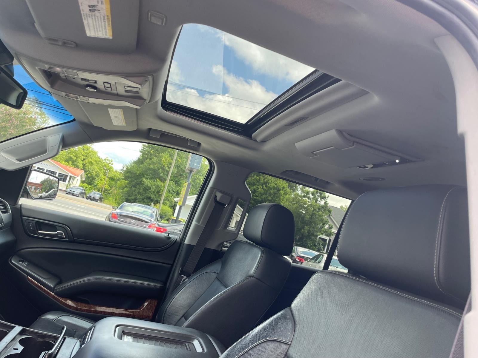 Chevrolet Suburban Vehicle Full-screen Gallery Image 12
