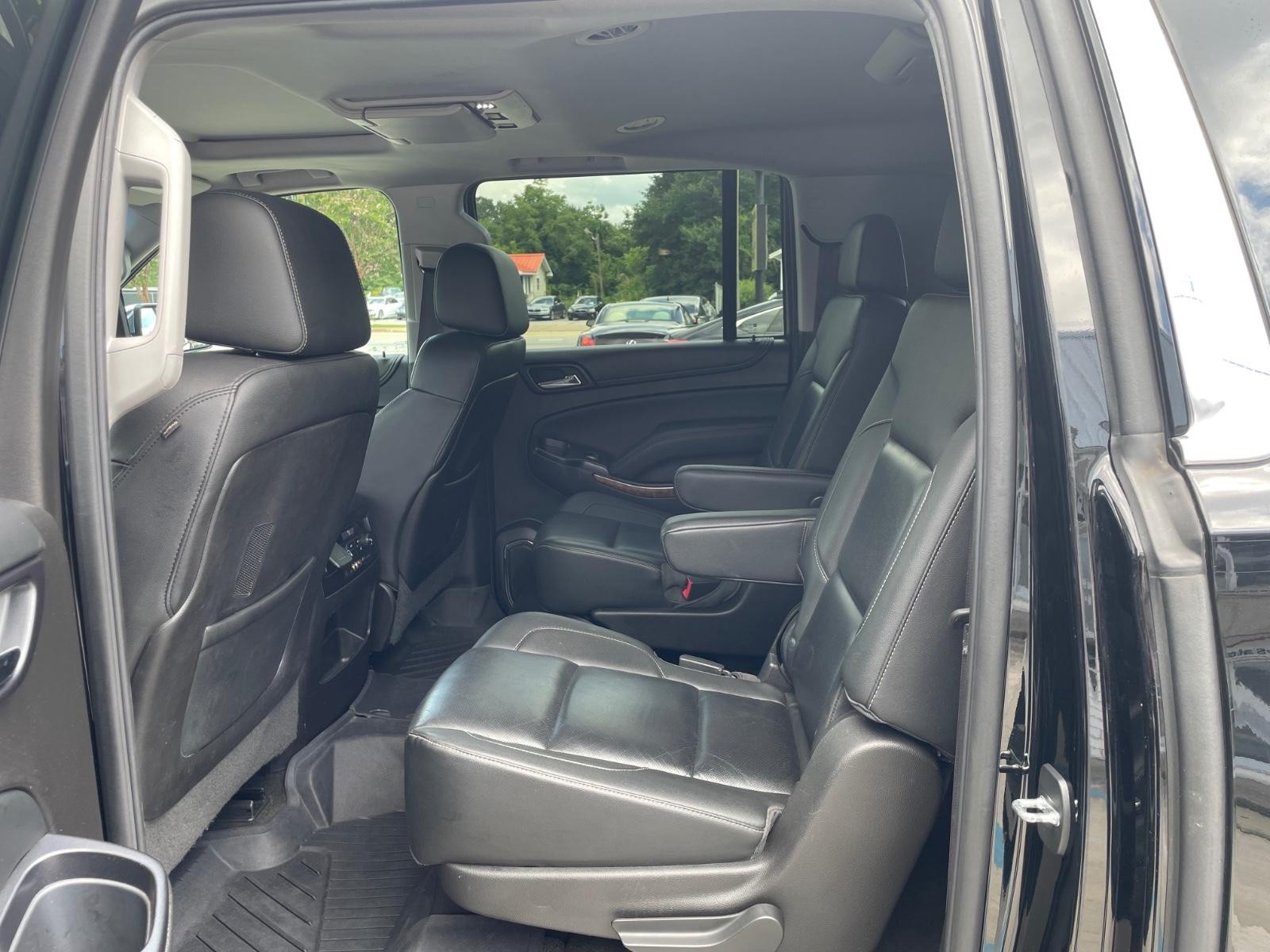 Chevrolet Suburban Vehicle Full-screen Gallery Image 13