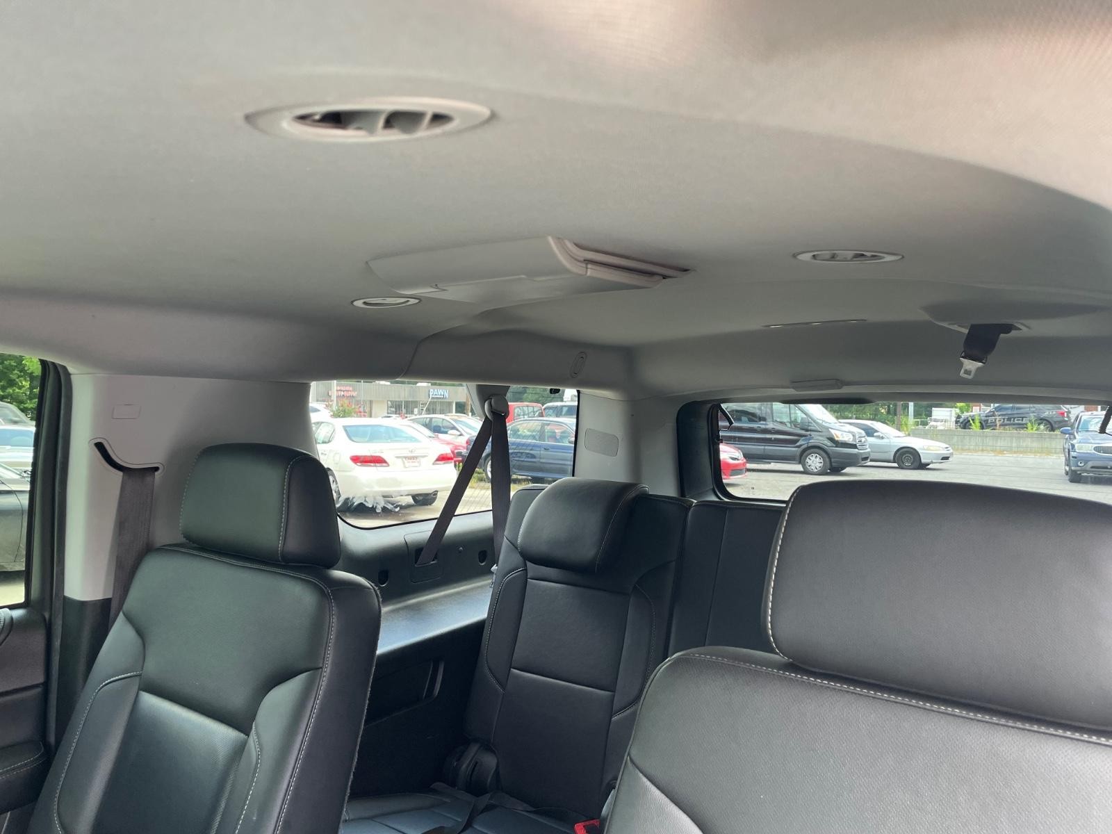 Chevrolet Suburban Vehicle Full-screen Gallery Image 14